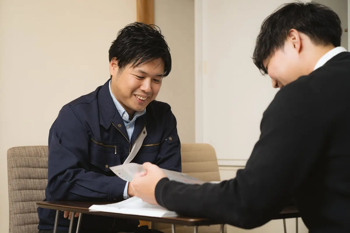 打ち合わせをする社員